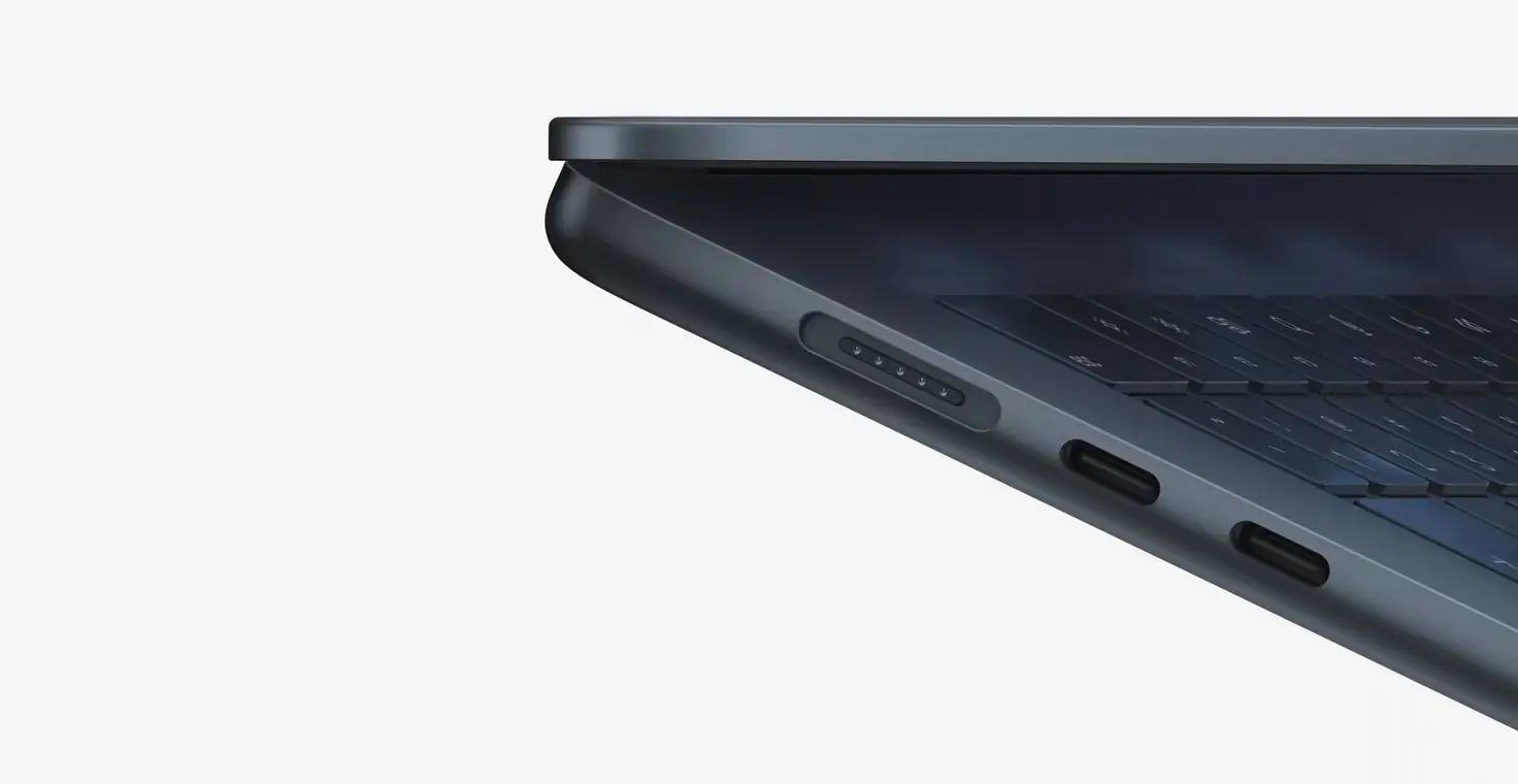 Магнитный кабель MagSafe подключается к MacBook Air
